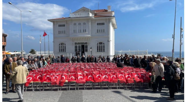 Tutuklu öğrenciler için Mudanya'da boş sıralı eylem