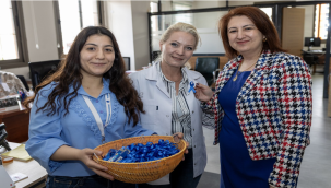Yunusemre çalışanları otizme dikkat çekmek için mavi kurdele taktı