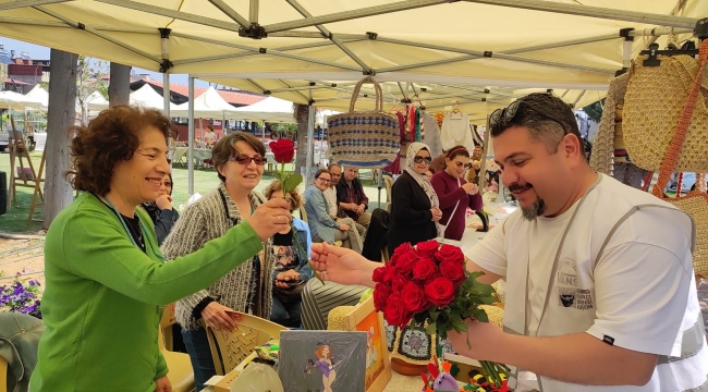 Add Alaşehir'de annelere gül dağıttı