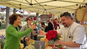 Add Alaşehir'de annelere gül dağıttı