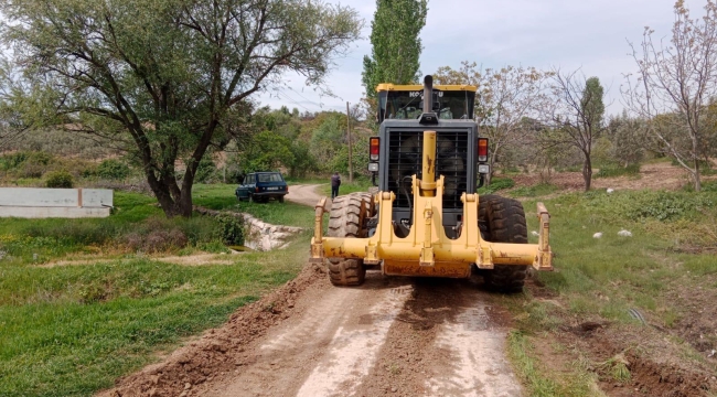 Akhisar'da 9 mahallede arazi yollarının bakım ve onarımı sürüyor