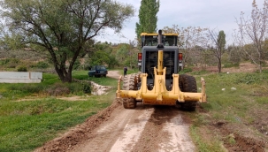 Akhisar'da 9 mahallede arazi yollarının bakım ve onarımı sürüyor