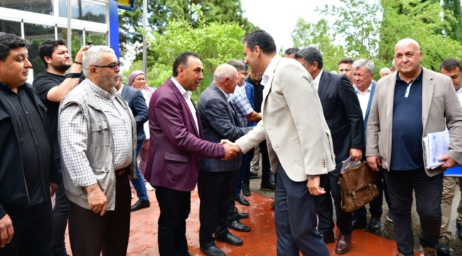 Alaşehir'de muhtarlarla bir araya gelen başkan Zeyrek''engeller bize değil halka zarar veriyor''