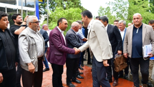 Alaşehir'de muhtarlarla bir araya gelen başkan Zeyrek''engeller bize değil halka zarar veriyor''