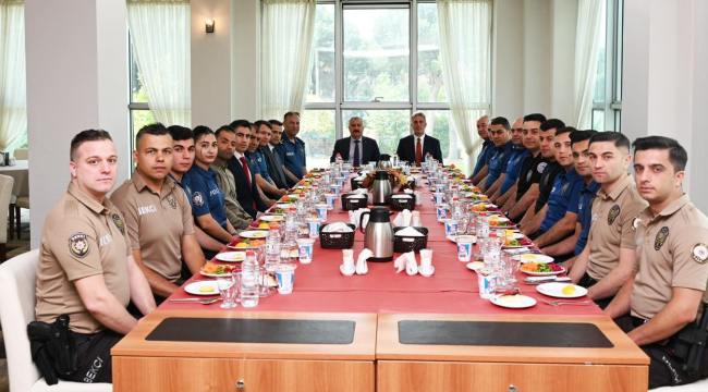 Ayın personeli seçilen polisler hediyelerini aldı