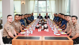 Ayın personeli seçilen polisler hediyelerini aldı