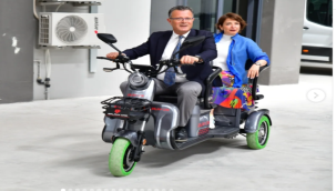 Başkan Öküzcüoğlu ve eşi yeni makam aracıyla ilçede tur attı