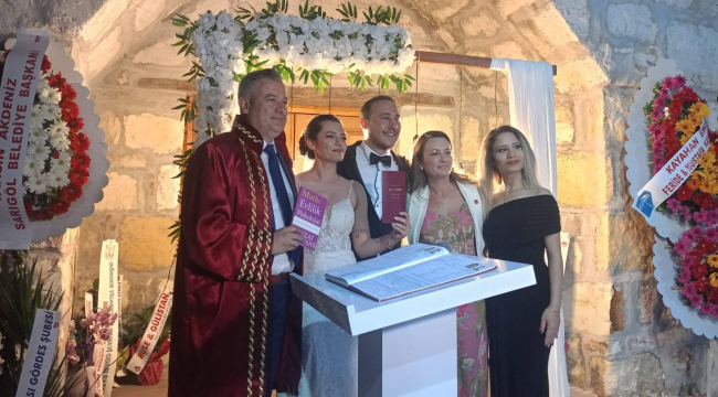 Başkan Özalper nikah şahidi oldu