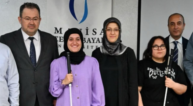 CBÜ görme engelli öğrencilere akıllı baston hediye etti