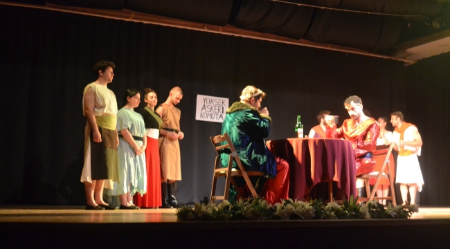 CBÜ öğrencileri savaş baba adlı tiyatro oyunu ile seyirci karşısına çıktı