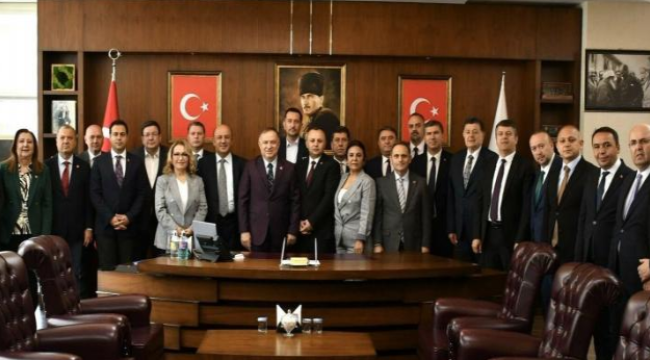 CHP'li başkanlar, "darbeye, kayyıma,hukuksuzluğa karşı tek yüreğiz" 