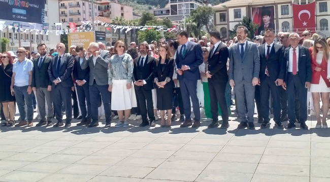 CHP'liler meydanda Atatürk'ün geçliğe hitabesini okuyarak birlik mesajı verdi