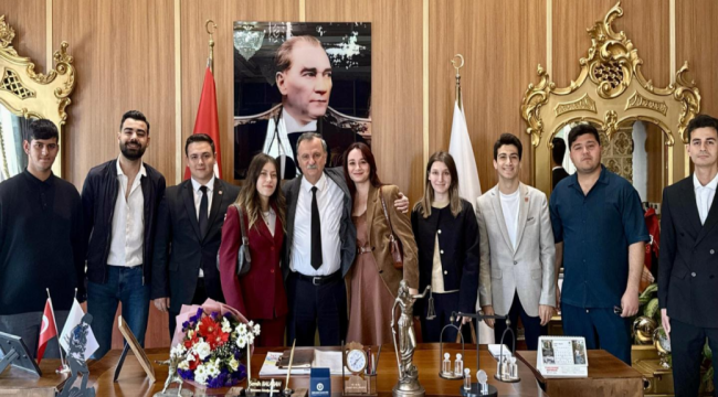 CHP Yunusemre gençlik kolları başkanlığına atanan Ceren Saldıran başkan Balaban'ı ziyaret etti