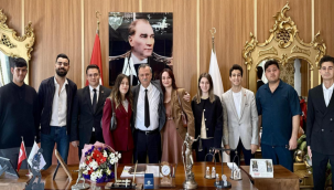 CHP Yunusemre gençlik kolları başkanlığına atanan Ceren Saldıran başkan Balaban'ı ziyaret etti