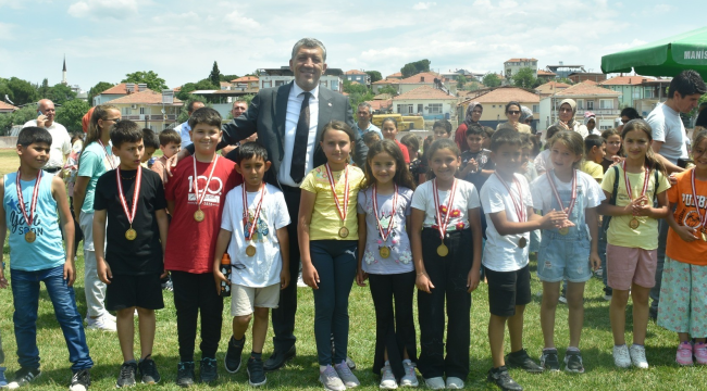 Geleneksel çocuk oyunlarında başarılı olanlara ödülleri verildi 