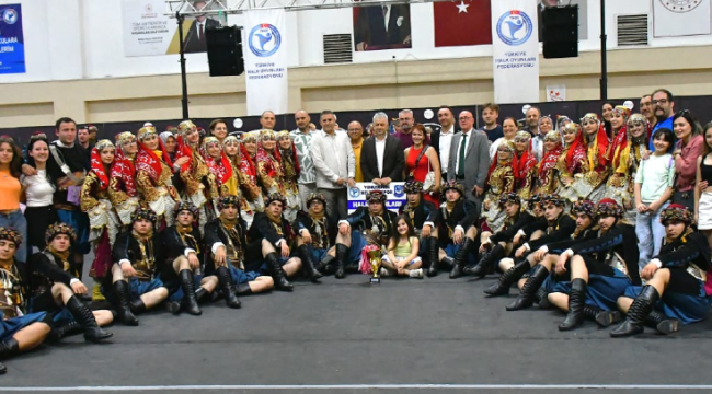 Halk oyunları ekibi iki dalda şampiyon olarak Manisa'ya çifte kupayla döndü.