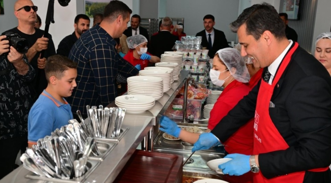İlk yemekleri vatandaşa başkan Zeyrek dağıtıı