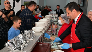 İlk yemekleri vatandaşa başkan Zeyrek dağıtıı