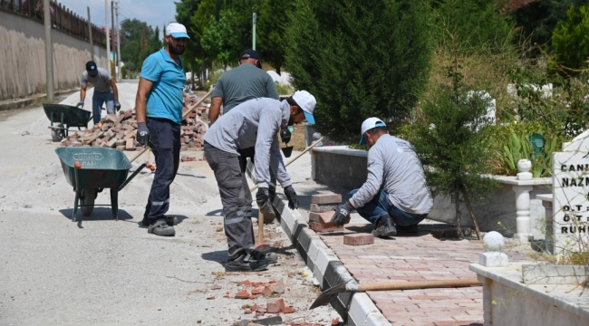 Kırtık mezarlığında kaldırımlar yenilendi