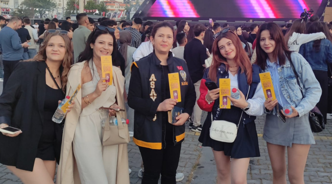 Konserde,vatandaşlara kadına EL KAL-KA-MAZ proşürü dağtıldı