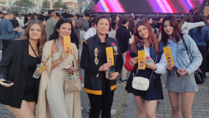 Konserde,vatandaşlara kadına EL KAL-KA-MAZ proşürü dağtıldı