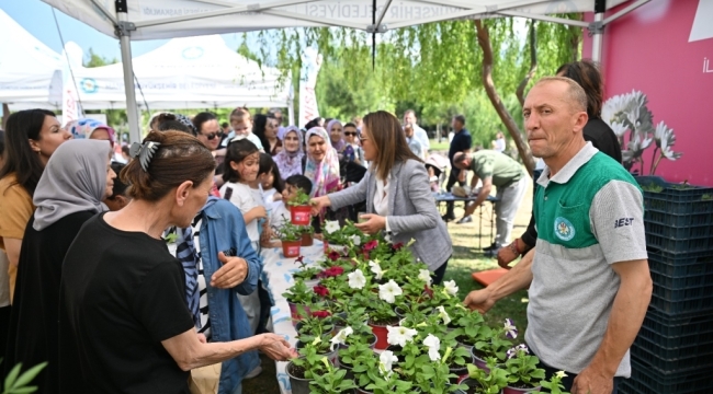 Manisa büyükşehir belediyesi,annelere, kentin dört bir yanında kurulan stantlarda binlerce çiçek dağıttı. 
