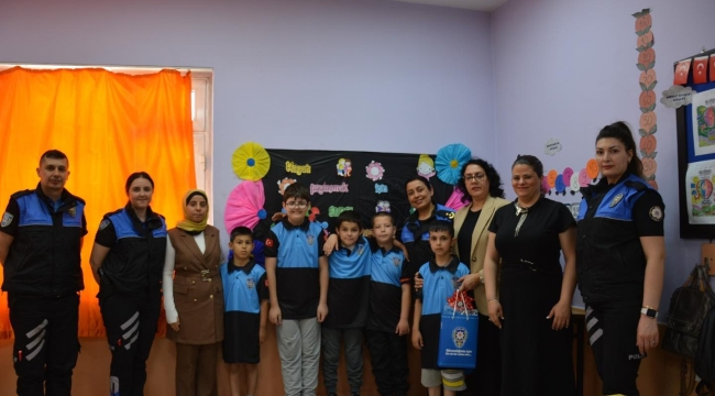 Müdür Aktaş ve eşi özel eğitim sınıfı öğrencilerini ziyaret etti