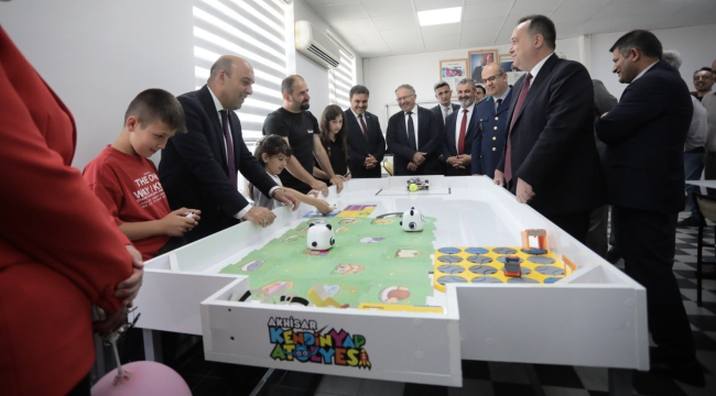  Öğrenciler kendin yap atölyesinde hem öğreniyorlar hem üretiyorlar