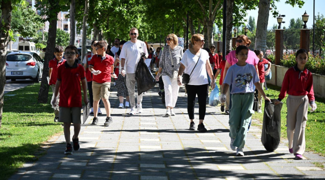 Öğrencilerden çevre temizliği