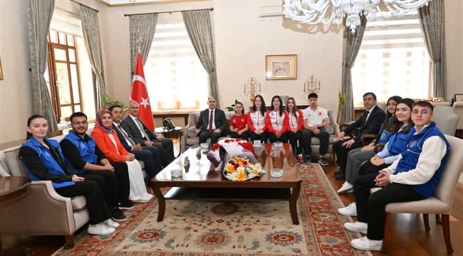 Şampıyon sporcular vali Özkan'ı ziyaret etti