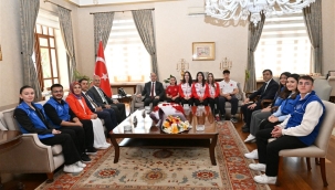 Şampıyon sporcular vali Özkan'ı ziyaret etti