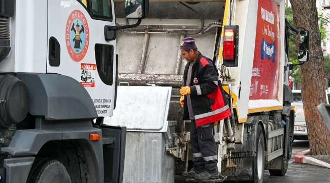 Soma'da temizlik ekibi iş başında