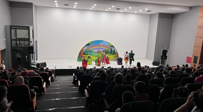 Üç belediyenin destek verdiği'tontişin bahçesindeki renkli dostlar'çocuk oyunu