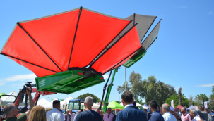  Zeytin ağacını şemsiye gibi sararak taneleri toplamayan makine tanıtıldı