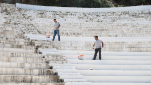 Ağlayan kaya anfi tiyatro boyandı