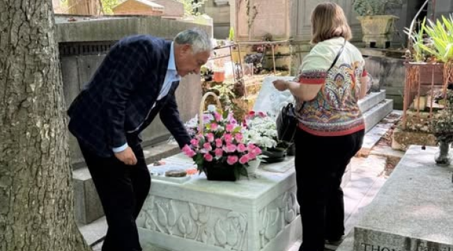 Başkan Kayalar,Paris'te Güney ve Kaya'nın mezarlarını ziyaret etti