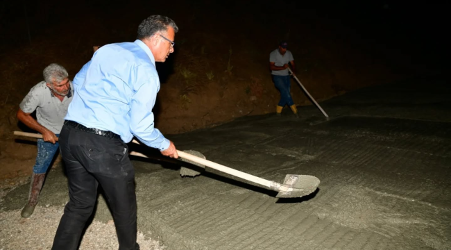 Başkan Öküzcüoğlu işçilerle birlikte gece beton döktü