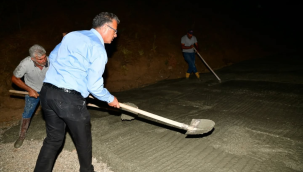 Başkan Öküzcüoğlu işçilerle birlikte gece beton döktü