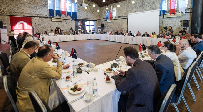 Başkan Tugay turizmcilerle bir araya geldi