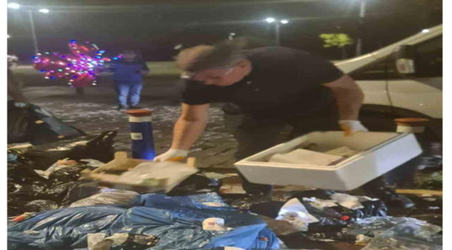 Biriken çöpleri başkan Cemil Tugay topladı