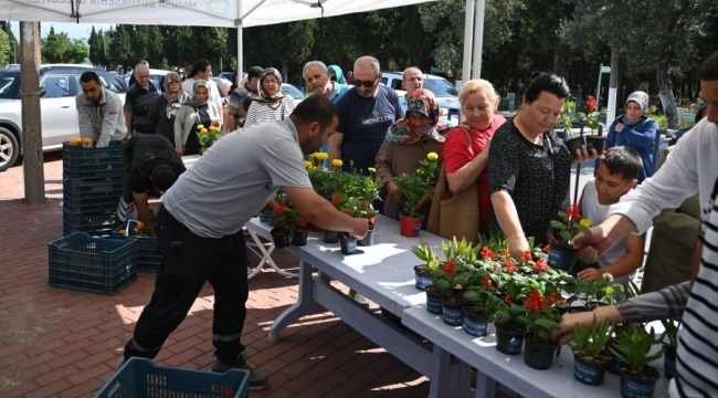 Büyükşehir 17 ilçede mezarlıklarda eş zamanlı çiçek dağıttı
