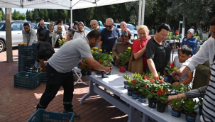 Büyükşehir 17 ilçede mezarlıklarda eş zamanlı çiçek dağıttı