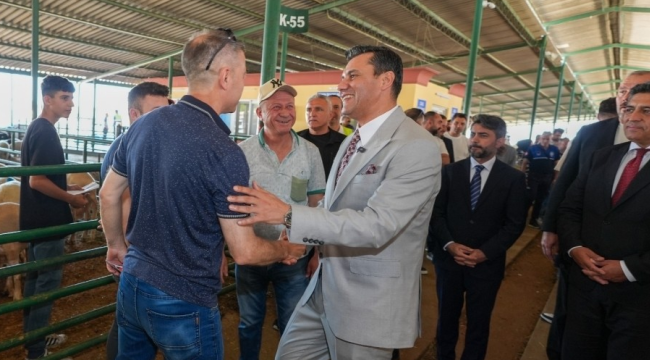 Canlı hayvan pazarını ziyaret eden başkan Zeyrek kurban pazarlıklarına aracılık etti