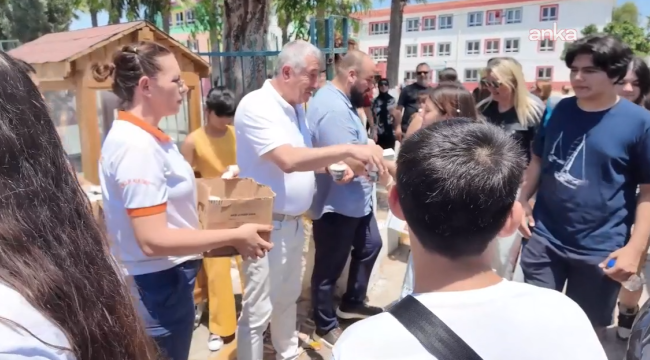 CHP'li belediyenin çocuklara dondurma dağıtması engellendi