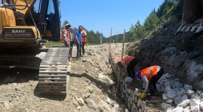 Demirci-Simav karayolunda istinat duvarları yapılıyor