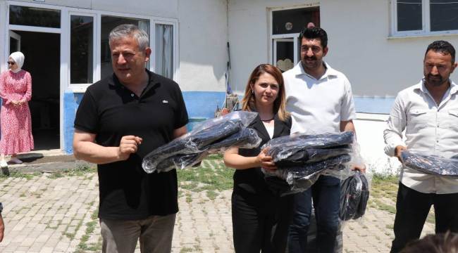 Gördes belediyesi'nden öğrencilere tatil çantası Sürprizi!