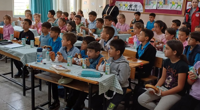 Gördes'de ilkokullarda öğrencilere süt ve simit dağıtıldı