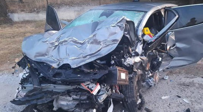 İzmir'de 3 aracın karıştığı kazada 5 kişi öldü 2 kişi de yaralandı