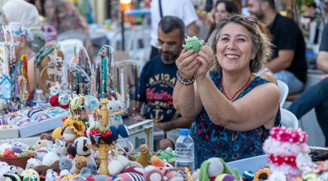 İzmir'de yaz akşamlarının renkli pazarı açıldı