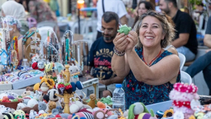 İzmir'de yaz akşamlarının renkli pazarı açıldı
